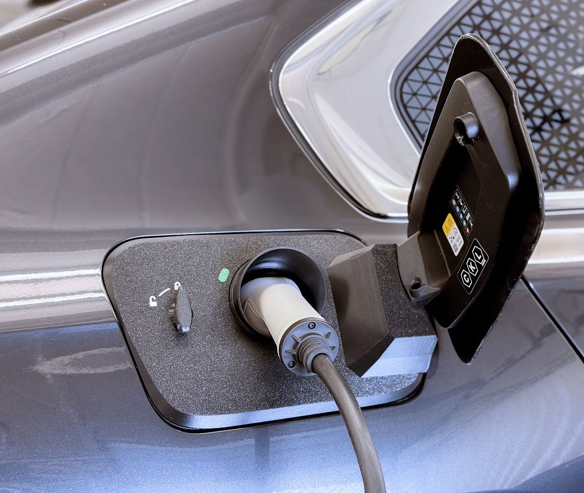 BMW i7 EV Charge Port Cover